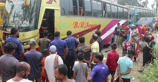 নওগাঁয় বাসের ভেতর থেকে হেলপারের মরদেহ উদ্ধার